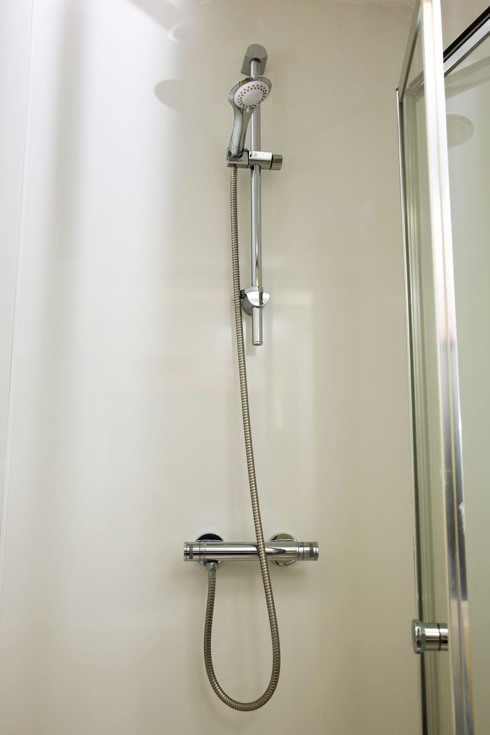 Deep soaking tub, free toiletries, towels