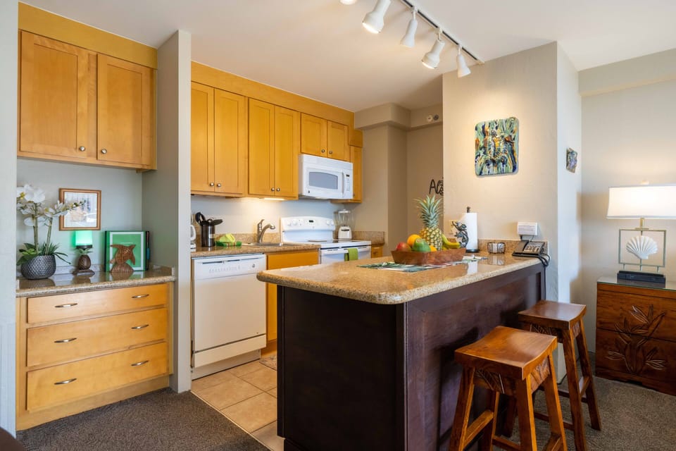 Well appointed kitchen with toaster, coffee maker, blender, table/cookware 🥄🥣