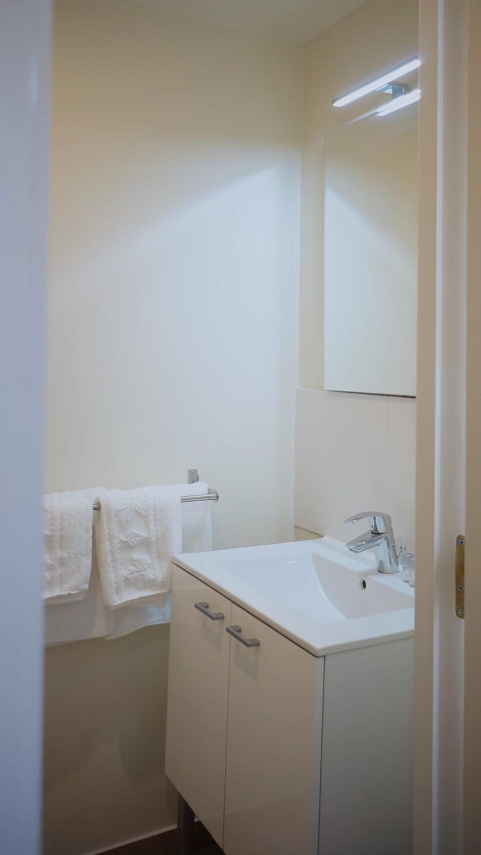 Shower, rainfall showerhead, free toiletries, hair dryer