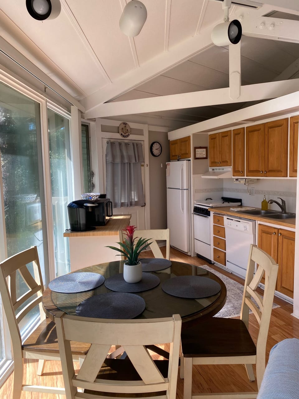 Dining table indoors for 4!