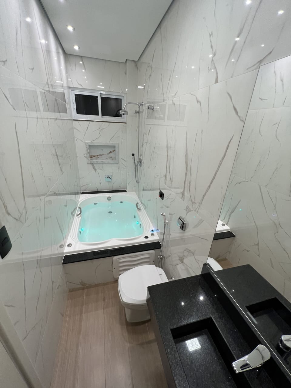 Luxury Suite, 1 King Bed (2 pessoas) | Bathroom | Shower, free toiletries, hair dryer, towels