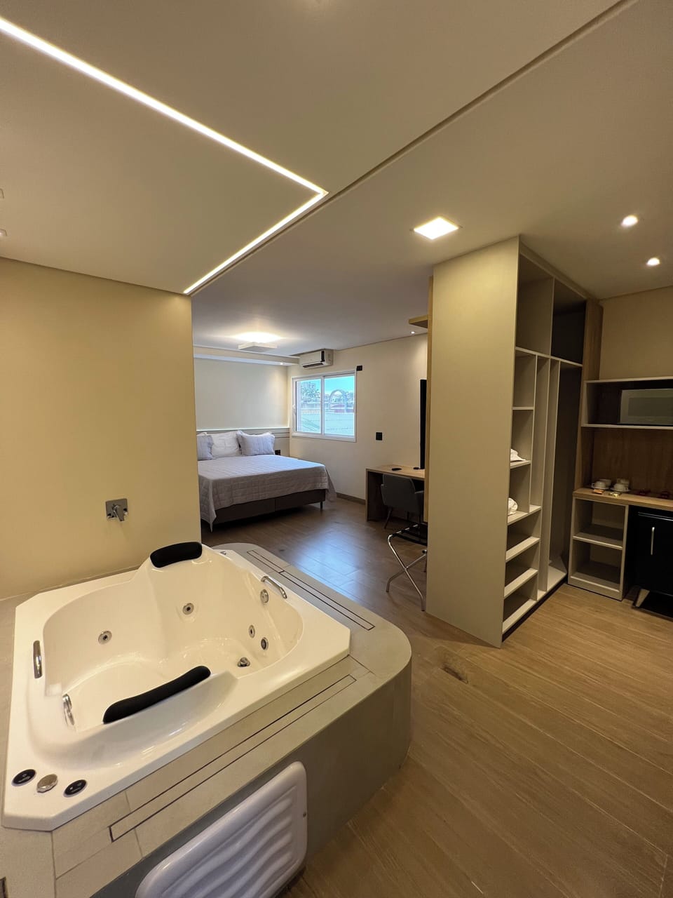 Luxury Suite, 1 King Bed (2 pessoas) | Bathroom | Shower, free toiletries, hair dryer, towels