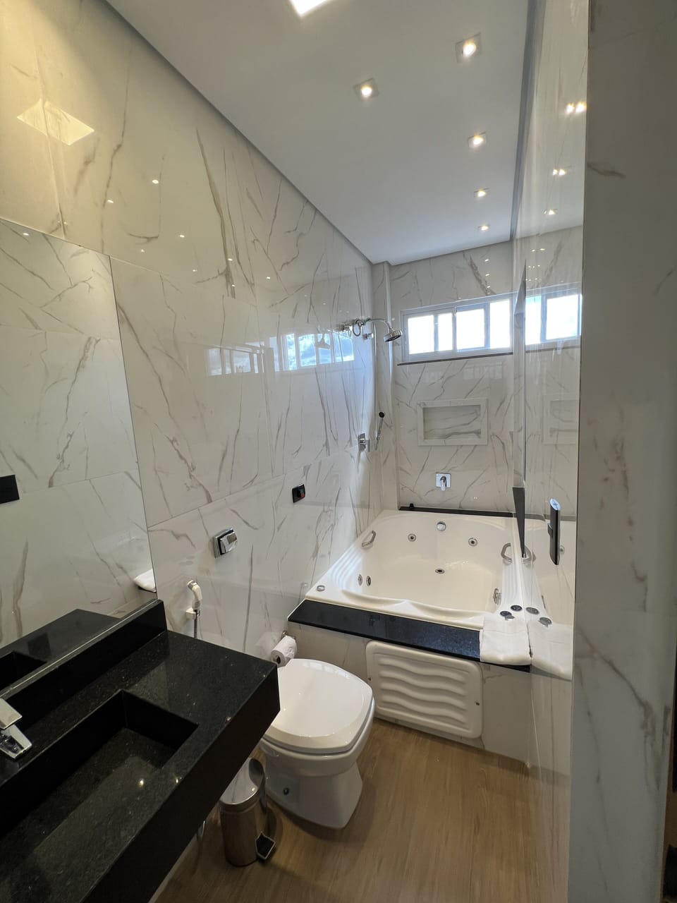Luxury Suite, 1 King Bed (2 pessoas) | Bathroom | Shower, free toiletries, hair dryer, towels