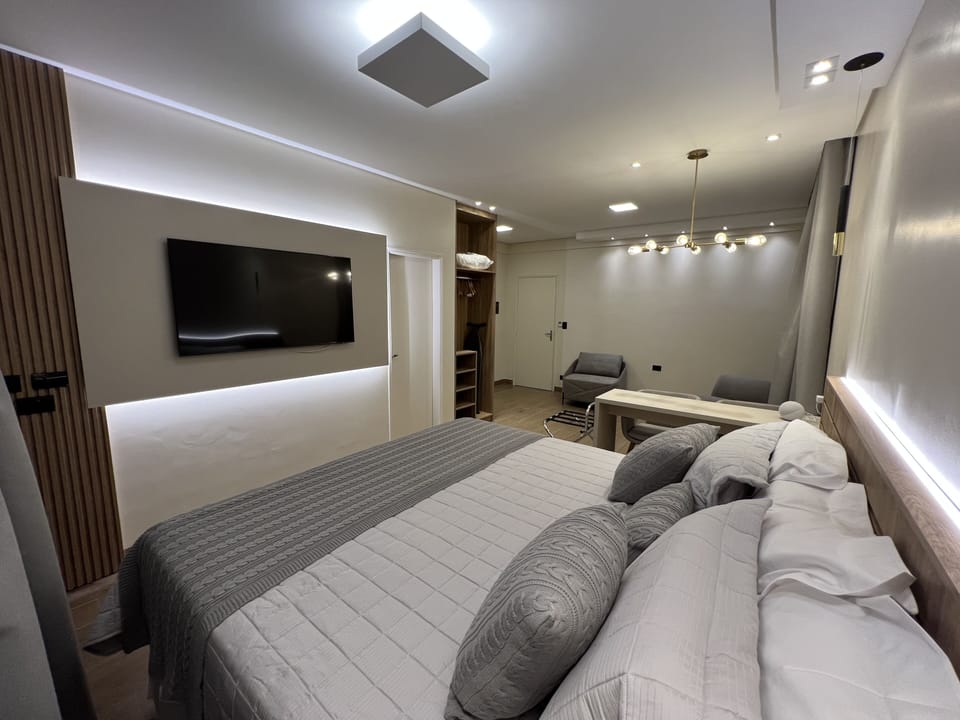 Luxury Suite, 1 King Bed (2 pessoas) | Minibar, free WiFi, bed sheets