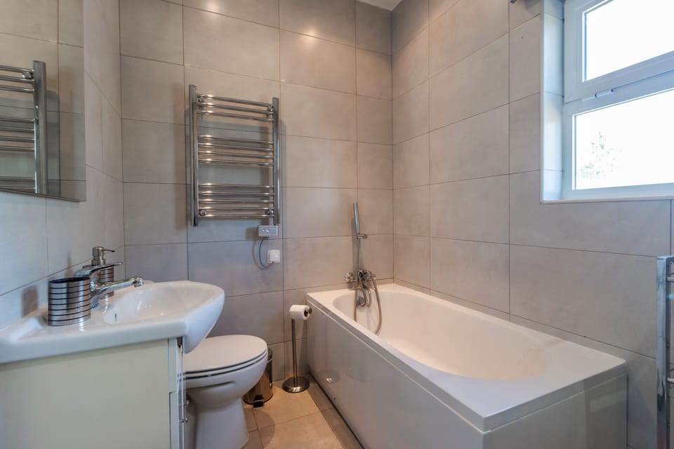 Bedroom 1 ensuite bathroom with tub