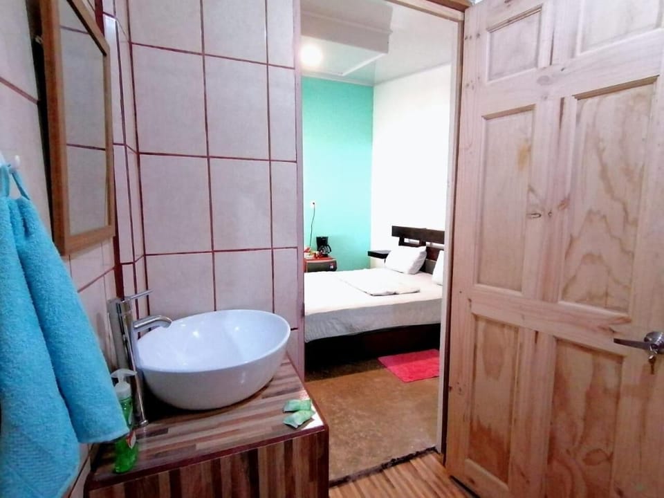 Shower, free toiletries, towels
