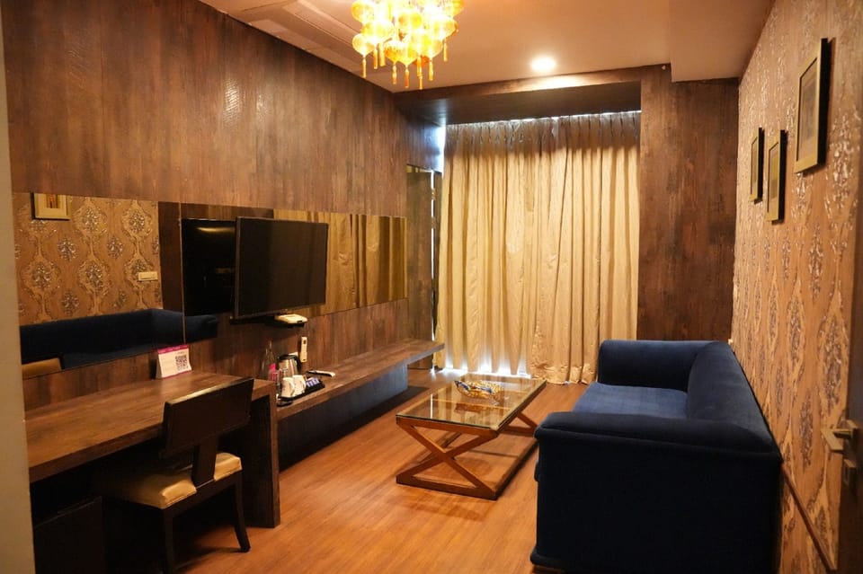 Royal Suite | Living area | TV, fireplace
