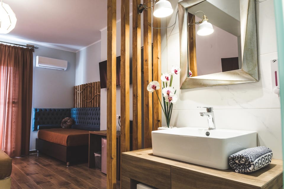 Triple Room, Balcony | Bathroom | Shower, rainfall showerhead, hair dryer, towels
