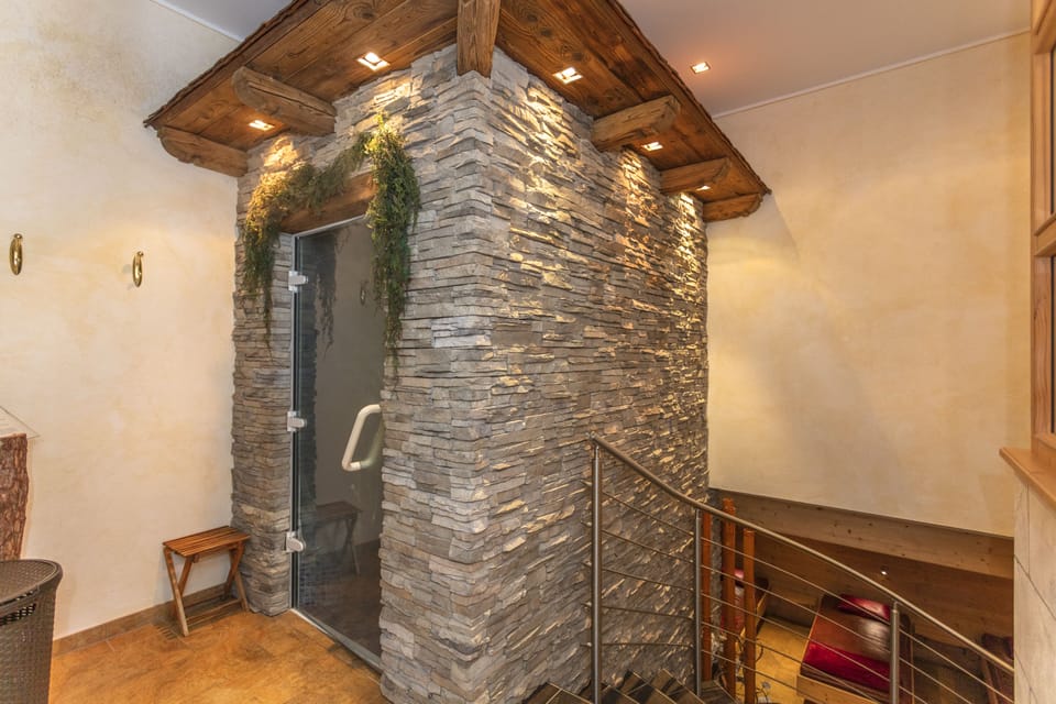 Sauna, steam room, massages