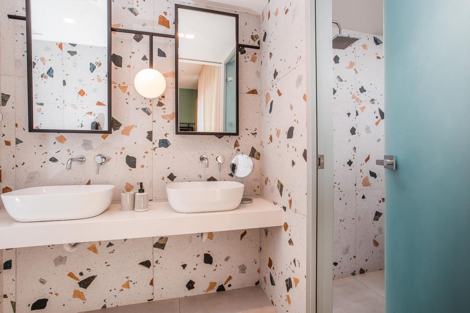 Deluxe Suite, 2 Bedrooms | Bathroom | Shower, rainfall showerhead, free toiletries, hair dryer