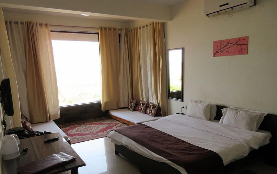 Superior Room, 1 Double Bed, Non Smoking | Blackout drapes, bed sheets