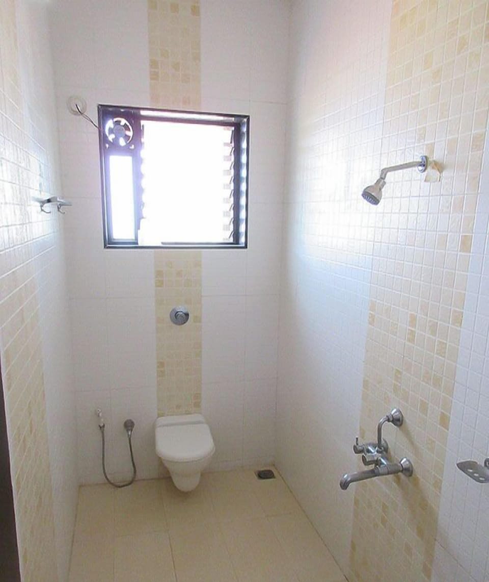 Superior Room, 1 Double Bed, Non Smoking | Bathroom amenities | Shower, towels
