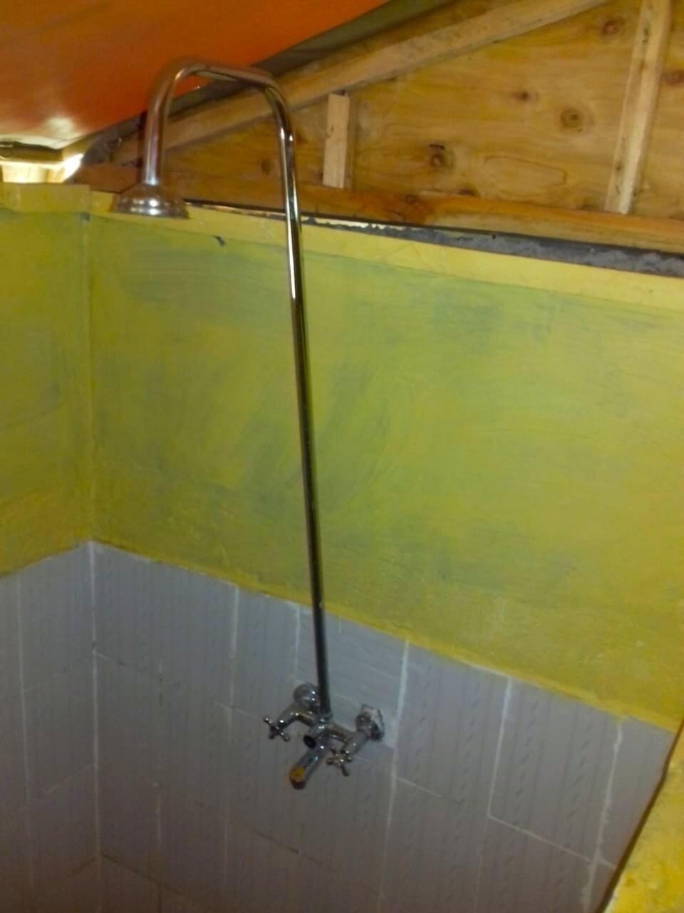 Shower, rainfall showerhead, free toiletries, slippers