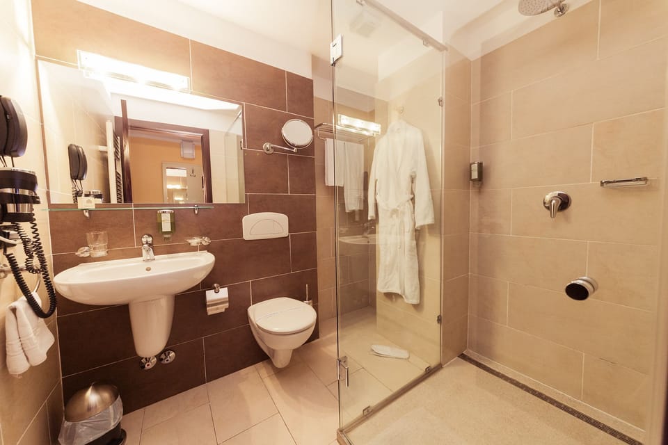 Business Double Room | Bathroom | Deep soaking tub, free toiletries, hair dryer, slippers