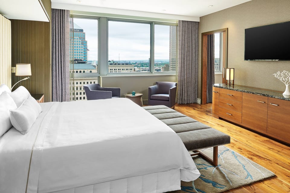 Junior Suite, 1 King Bed, City View | Down comforters, pillowtop beds, in-room safe, desk