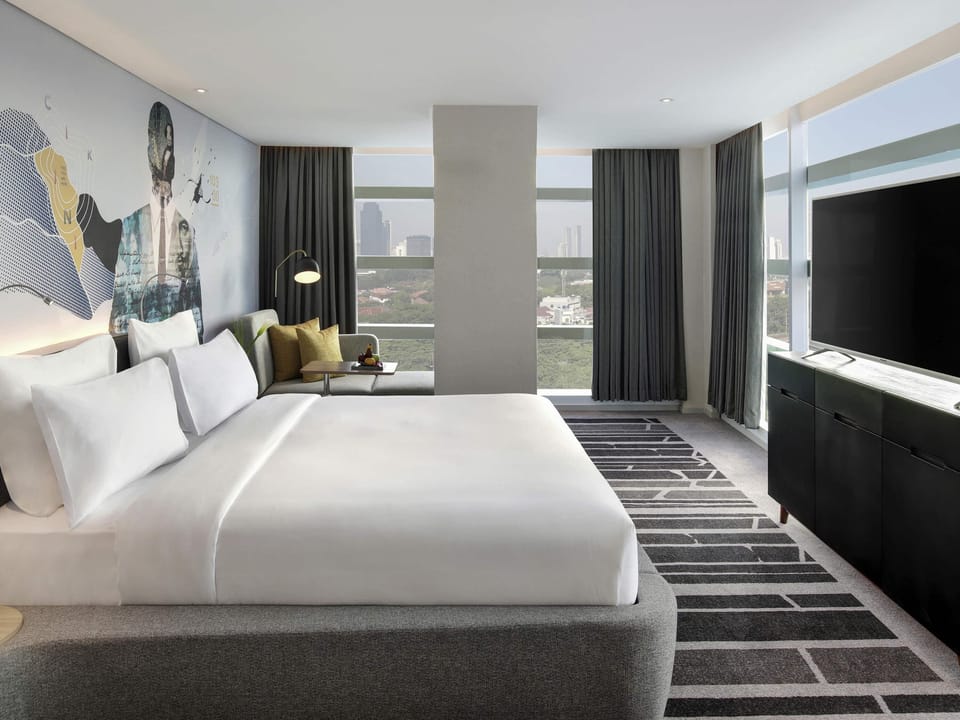 Executive Suite, 1 King Bed | Minibar, in-room safe, desk, laptop workspace
