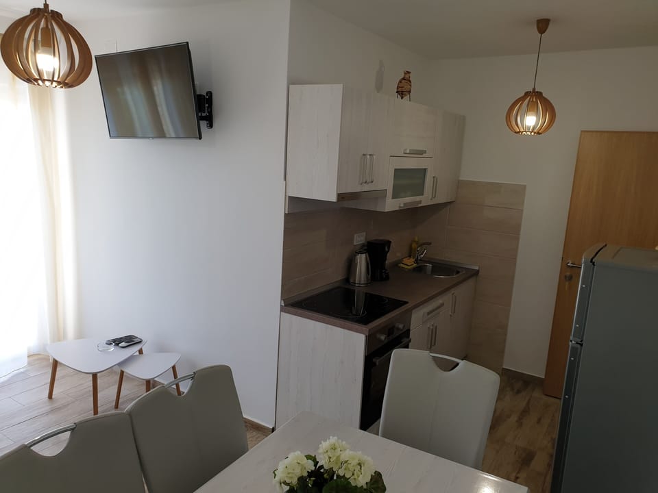 Superior Apartment, 3 Bedrooms, Sea View, Ground Floor | Private kitchen