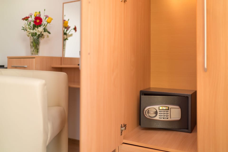Deluxe Double Room, Sea View (105) | Safe
