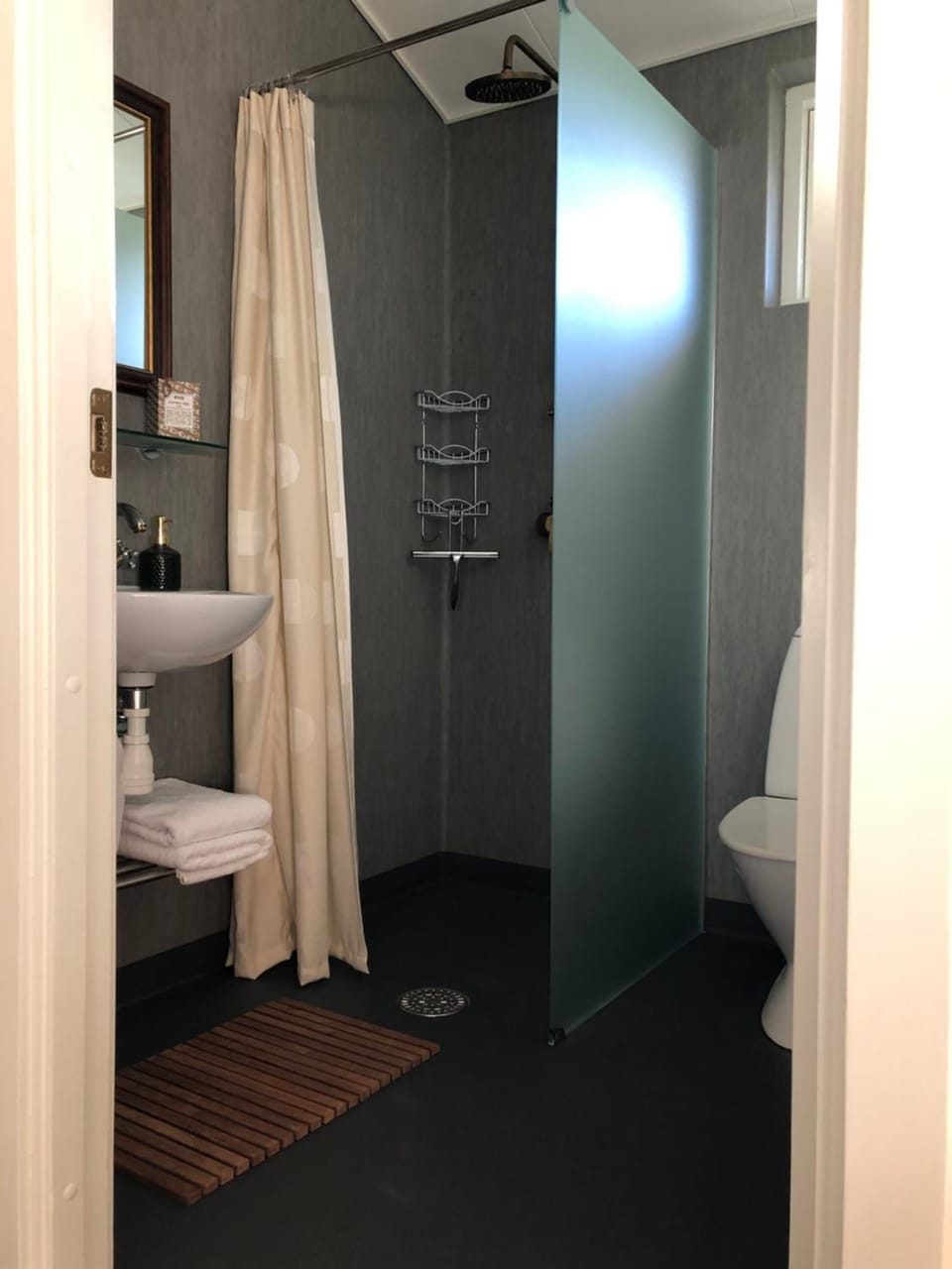 Double Room, Private Bathroom | Bathroom | Shower, free toiletries, hair dryer, towels