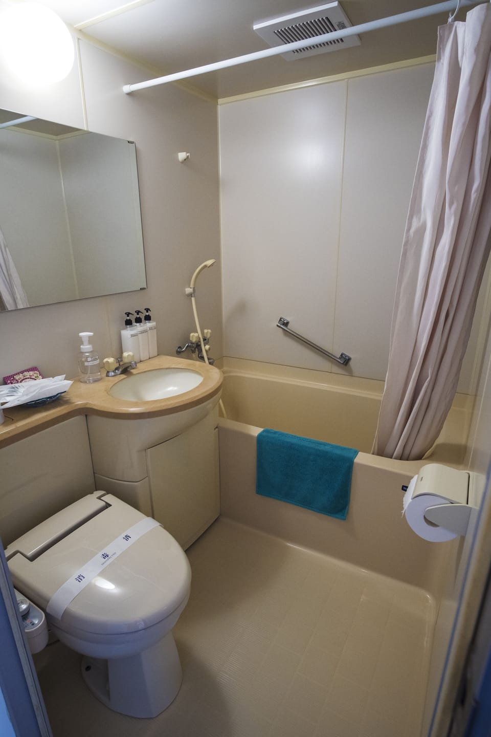 Combined shower/tub, free toiletries, hair dryer, slippers