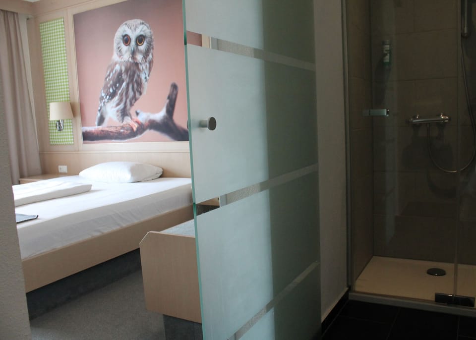 In-room safe, bed sheets