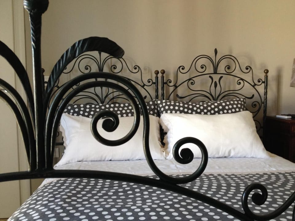 Blackout drapes, free WiFi, bed sheets