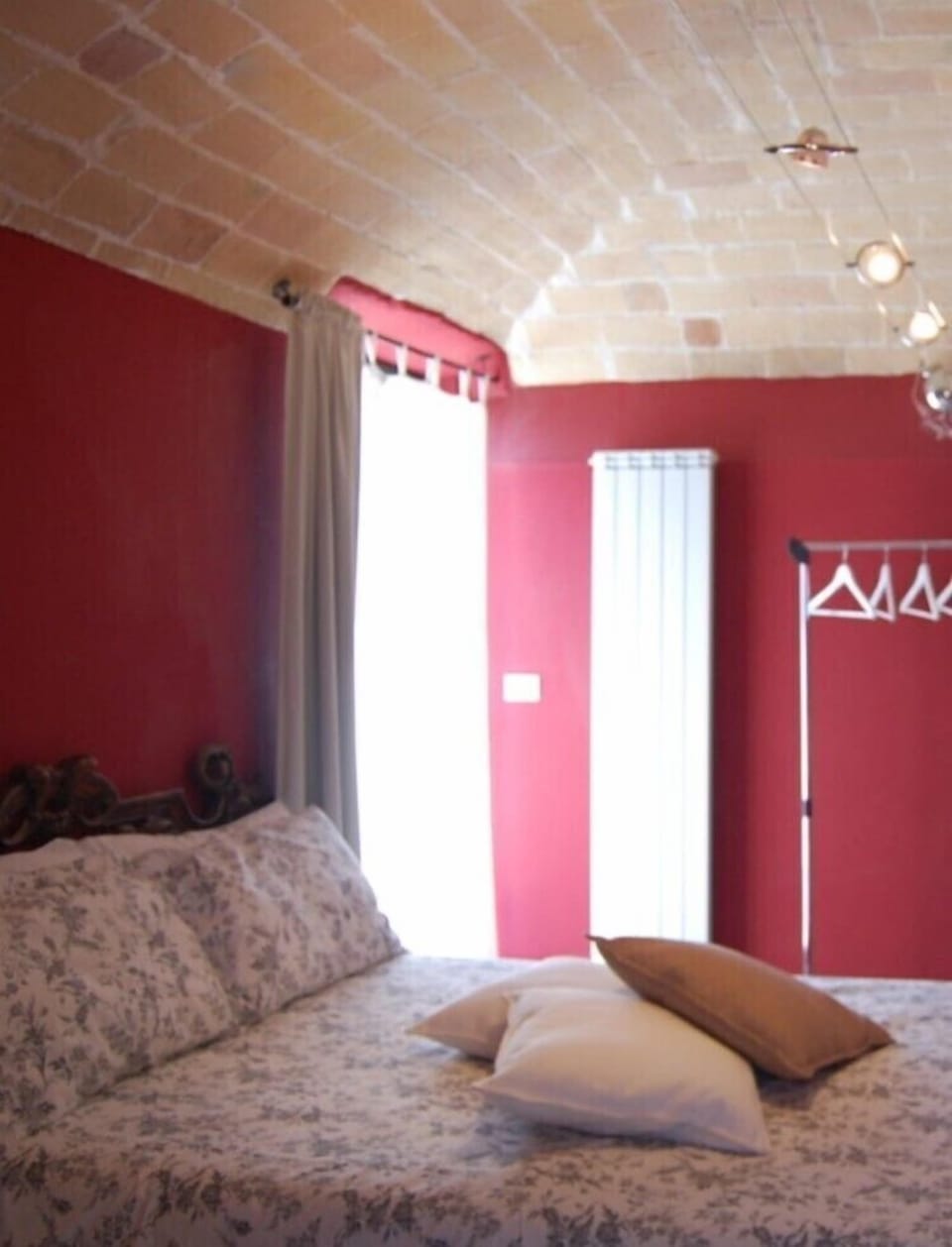 Blackout drapes, free WiFi, bed sheets