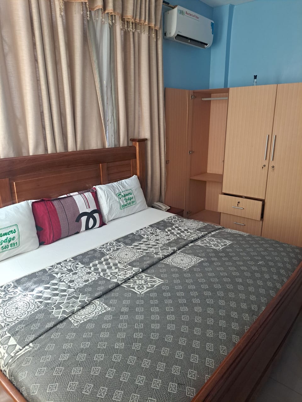 Egyptian cotton sheets, premium bedding, pillowtop beds, desk
