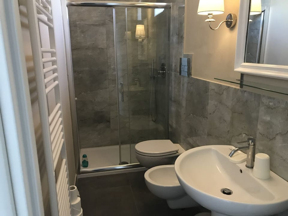 Double Room, Garden View | Bathroom | Shower, rainfall showerhead, hair dryer, bidet