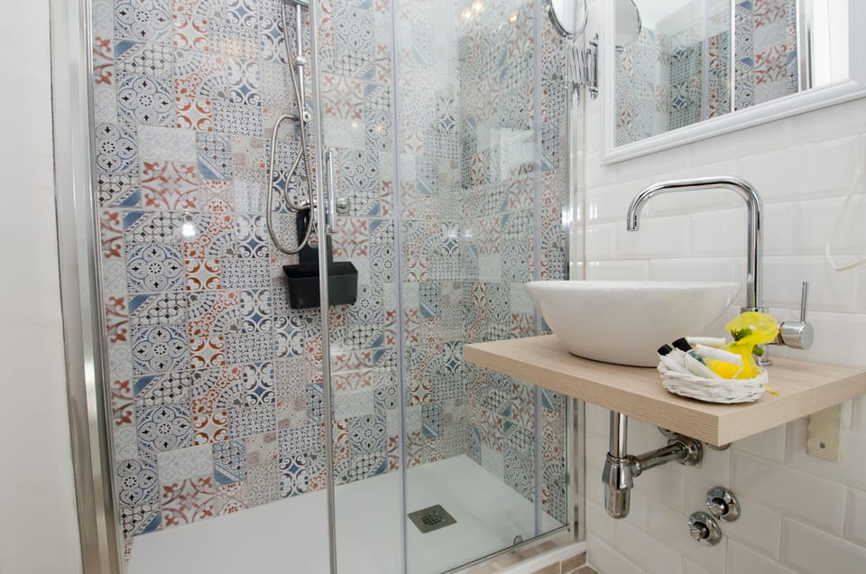 Suite | Bathroom | Shower, free toiletries, hair dryer, bidet