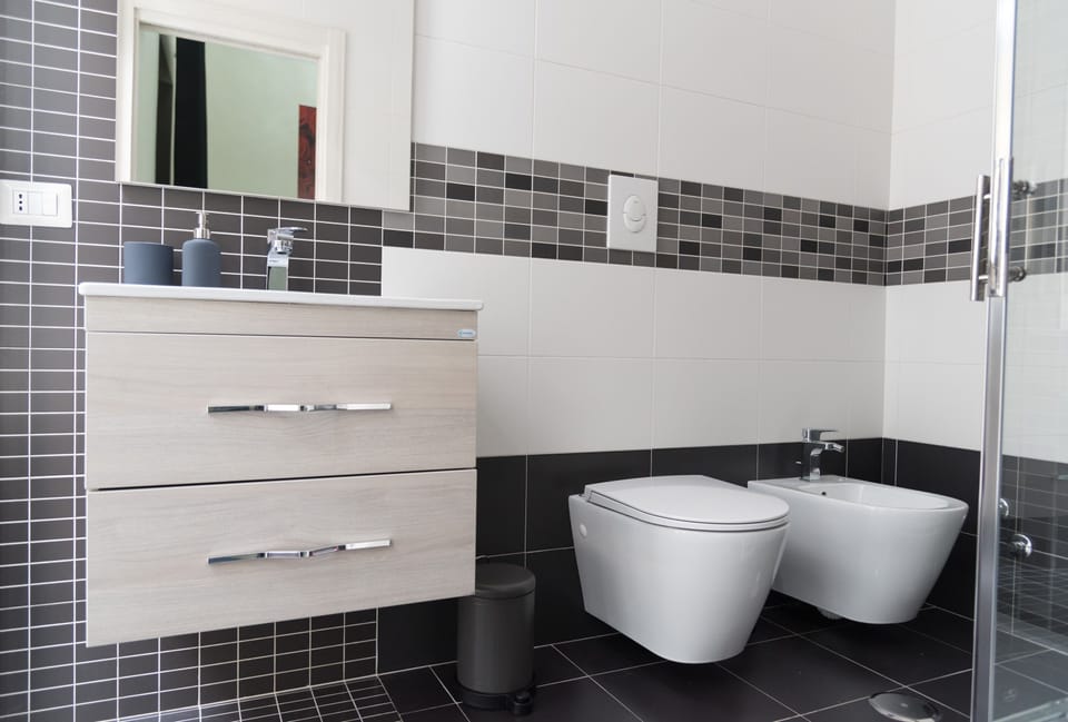 Exclusive Suite, 1 Queen Bed (Elegant Suite) | Bathroom | Shower, hair dryer, bidet, towels