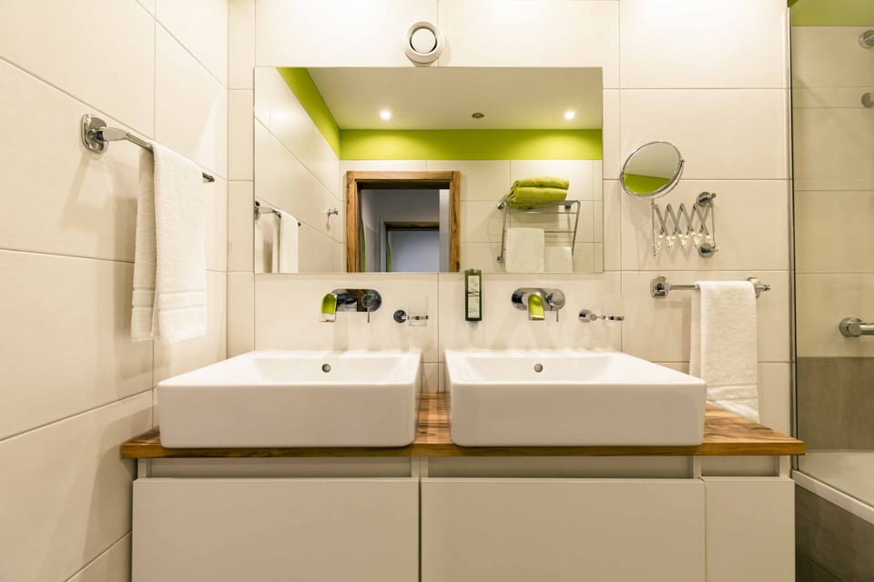 Comfort Suite | Bathroom | Hair dryer, heated floors, towels, soap