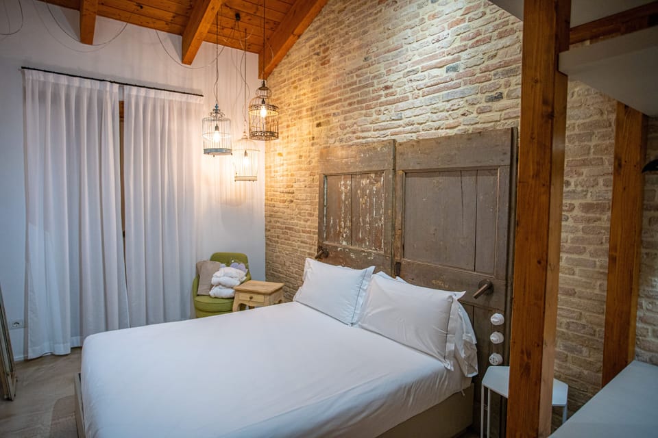 Classic Double Room | Minibar, in-room safe, desk, soundproofing