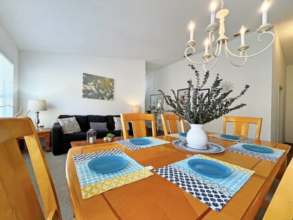 13-2 Sophisticated Dining.jpg