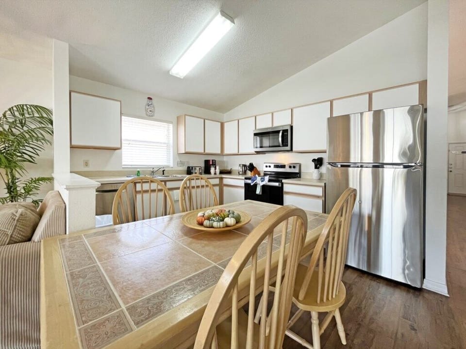 11 Kitchen with breakfast table for a casual bite.jpg