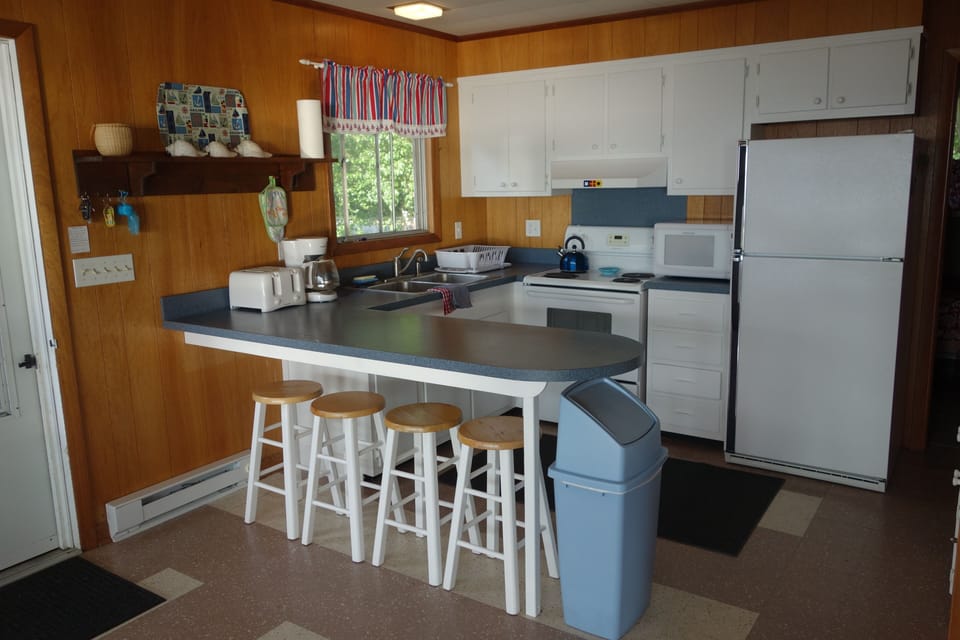 Kitchen and bar.