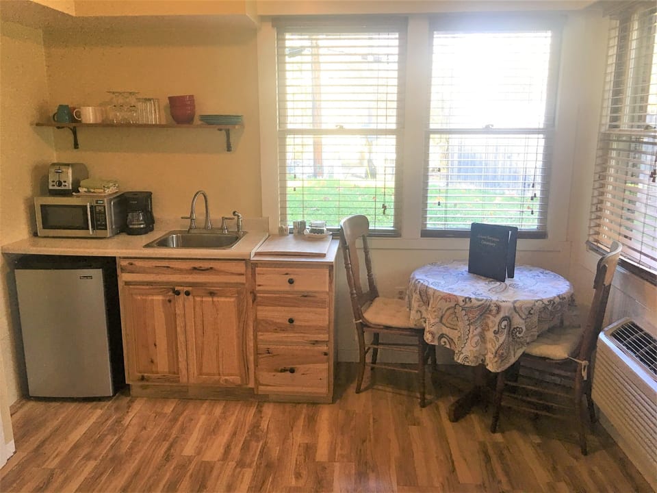 Room, 1 Queen Bed (Cabin #12) | Private kitchenette | Coffee/tea maker, fridge, microwave, oven