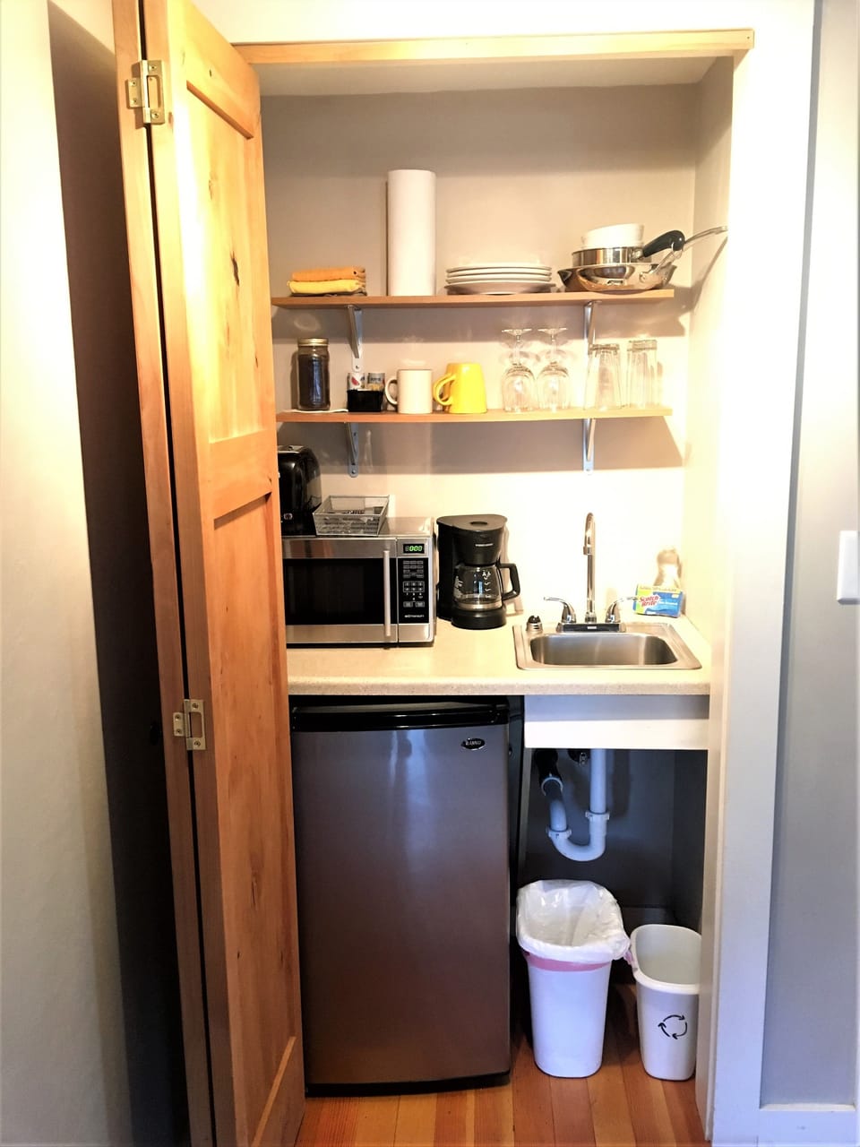 Room, 1 Queen Bed (Cabin #7) | Private kitchenette | Coffee/tea maker, fridge, microwave, oven