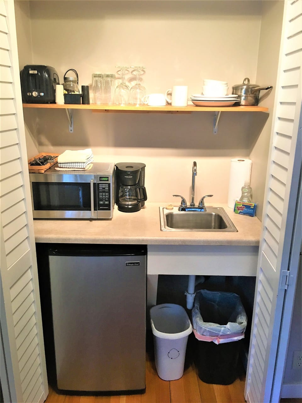 Room, 1 Queen Bed (Cabin #6) | Private kitchenette | Coffee/tea maker, fridge, microwave, oven