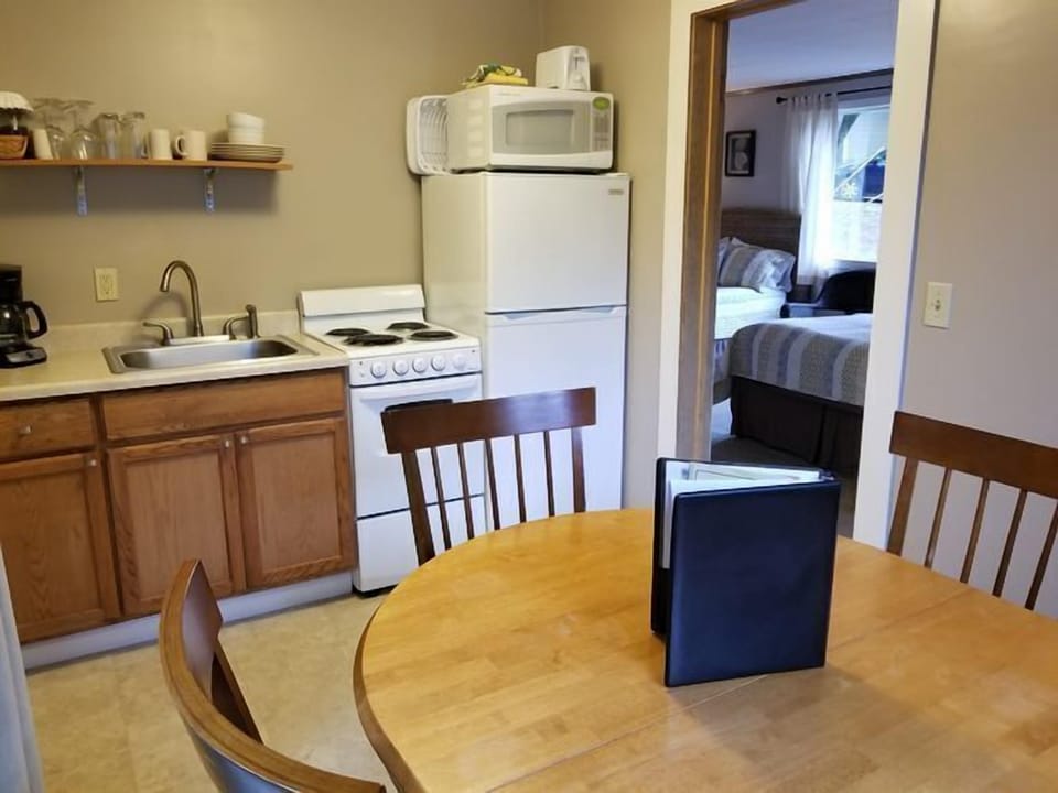 Room, 2 Queen Beds (Cabin #10) | Private kitchen | Coffee/tea maker, fridge, microwave, oven