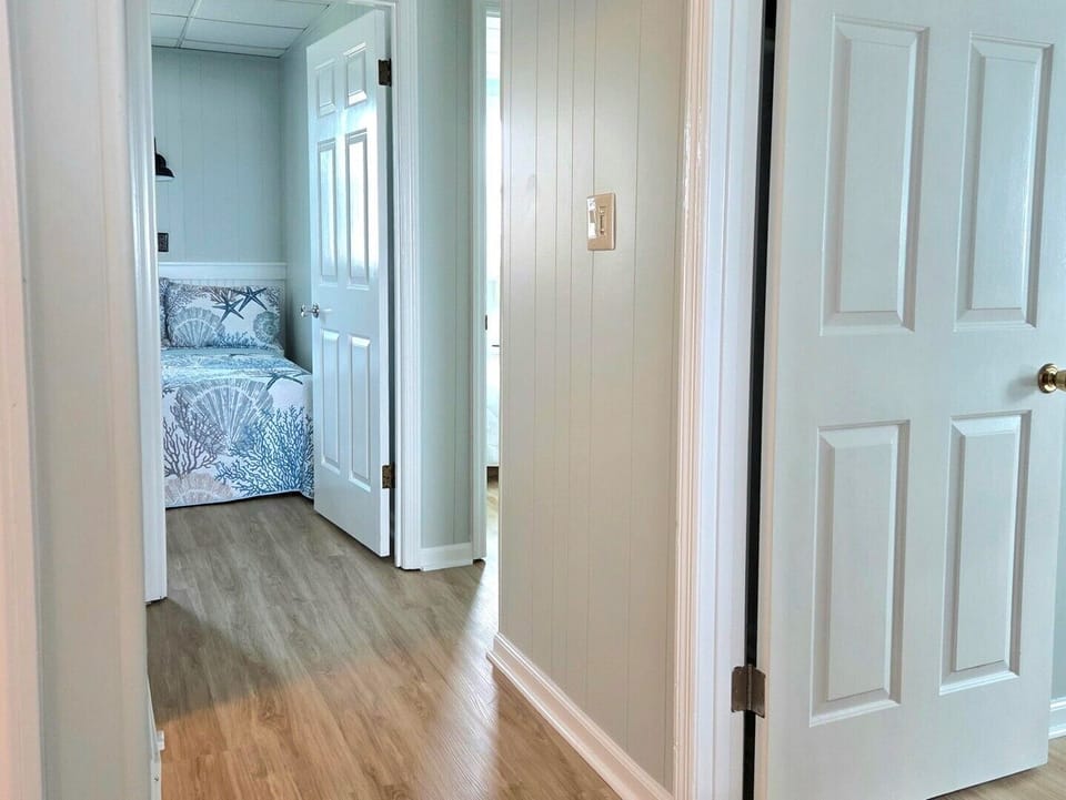 hall to bedrooms and hall bath