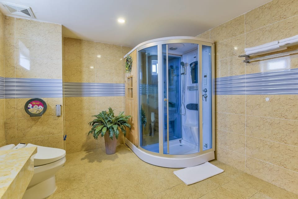 President Room | Bathroom | Combined shower/tub, deep soaking tub, free toiletries, hair dryer