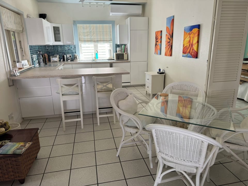 Breakfast bar and dining area