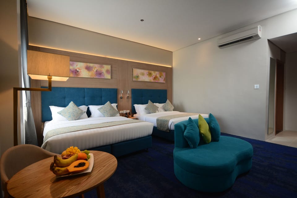 Junior Suite Twin | Egyptian cotton sheets, premium bedding, pillowtop beds, minibar