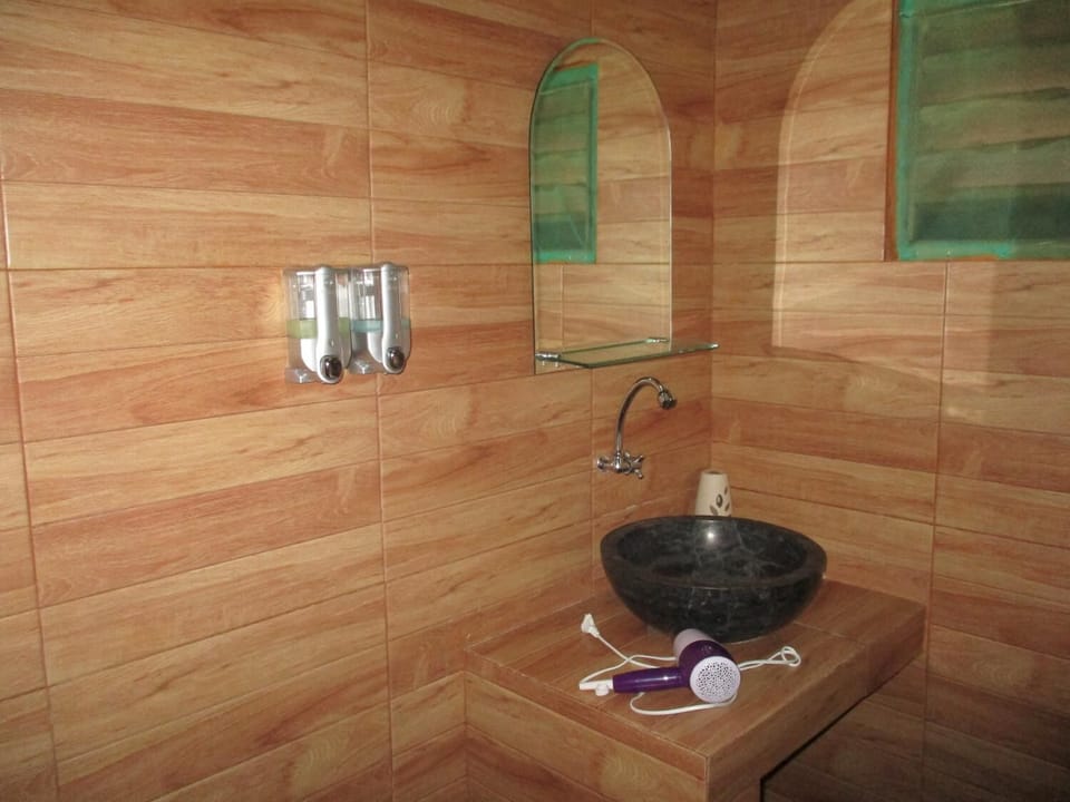 Shower, free toiletries, towels