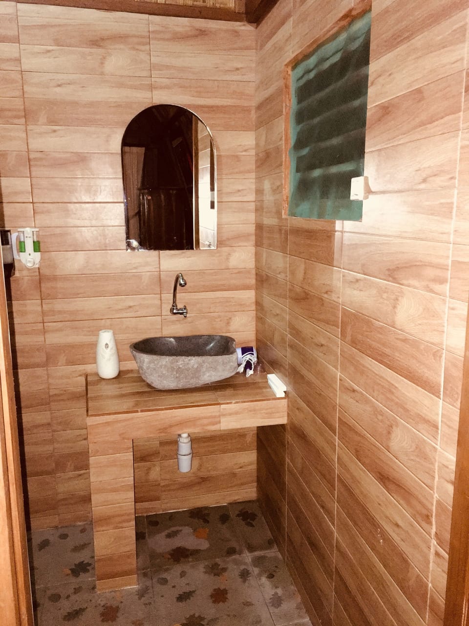 Deluxe Double Room | Bathroom sink
