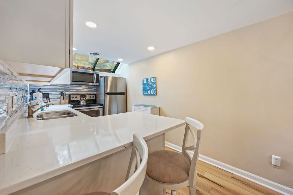 Kitchen with breakfast bar