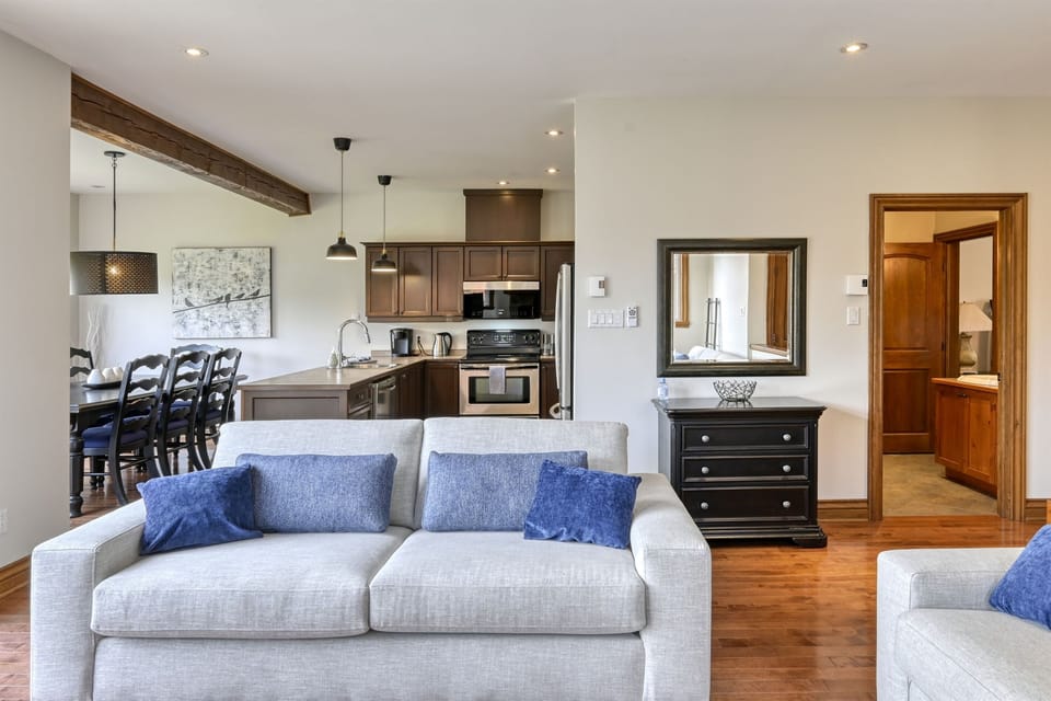 Living Room: Chic seating area with modern décor, perfect for gatherings after mountain adventures!