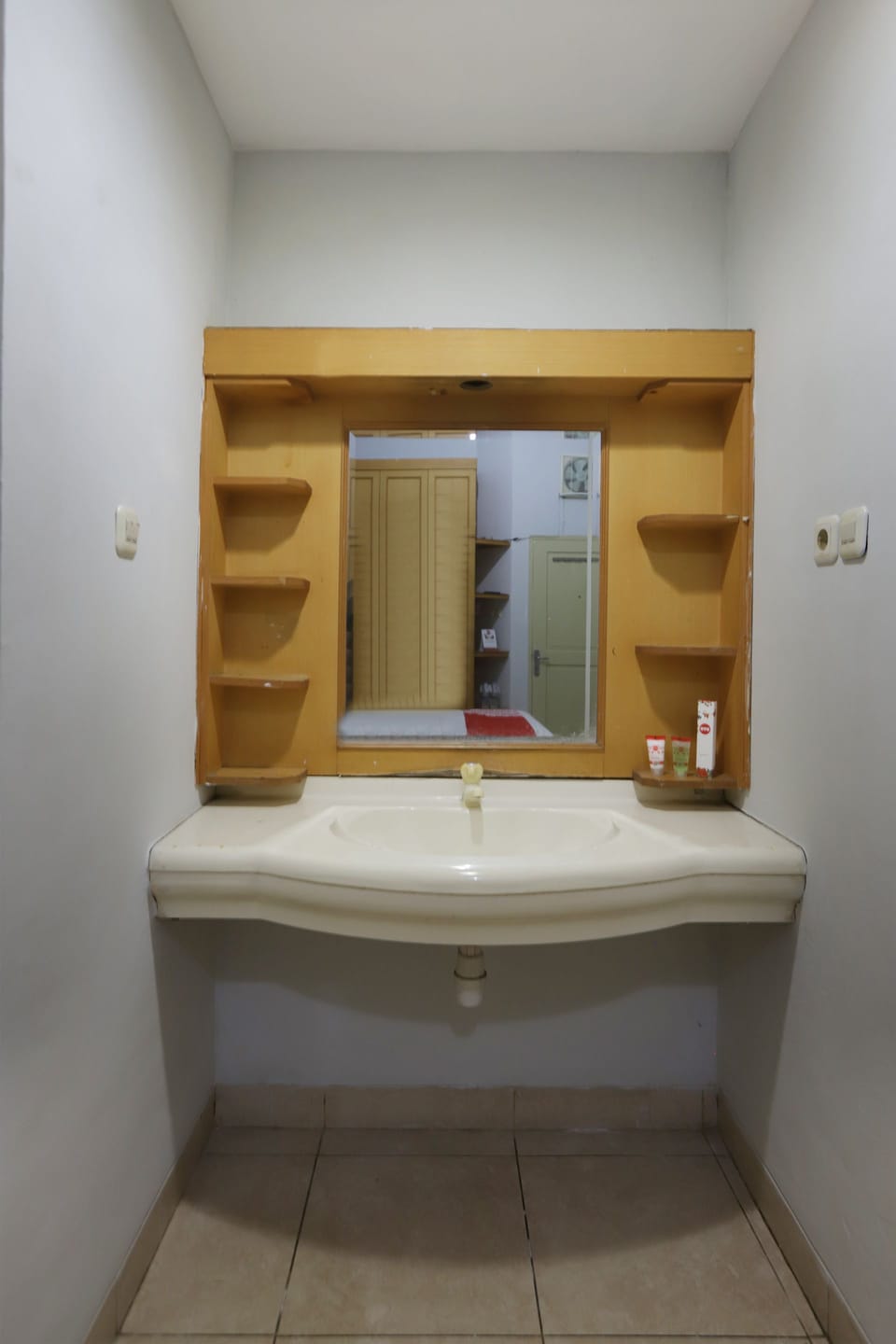 Shower, free toiletries, towels, soap