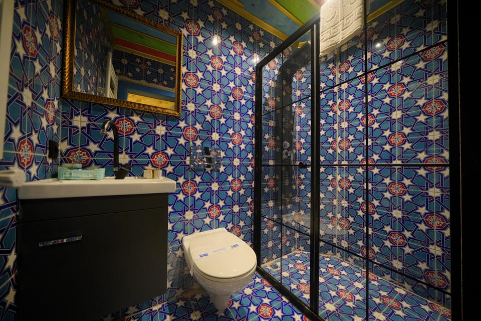 103 Standard Twin Room | Bathroom | Shower, free toiletries, hair dryer, slippers